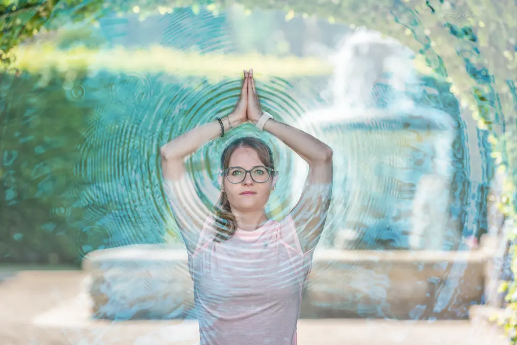 Frau macht Yoga mit Wasser Effekt