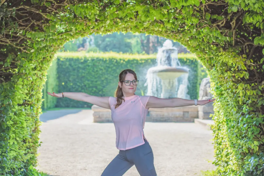 Frau macht yoga